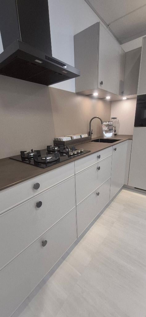 Showroomkeuken: Pure compacte design (hoek)keuken uitverkoop, Huis en Inrichting, Keuken | Complete keukens, Ophalen, Overige materialen
