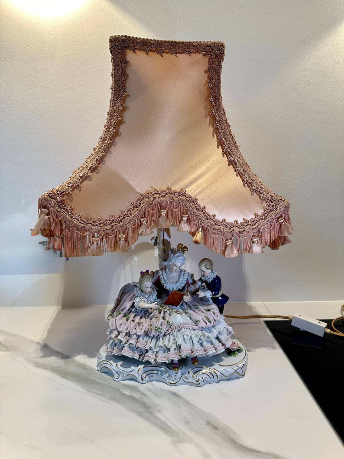 Antieke porseleinen tafellamp met figuren en kap, Antiek en Kunst, Antiek | Porselein, Ophalen