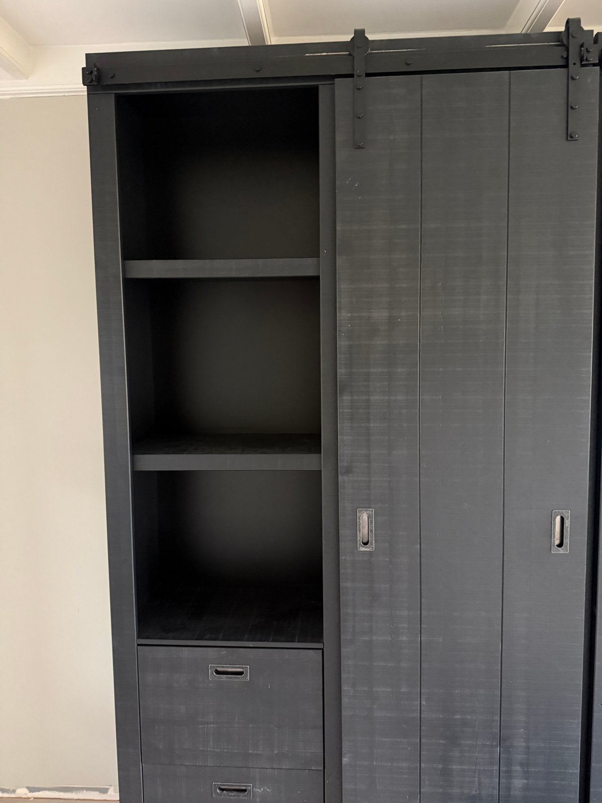 Twee VT Wonen Barn kasten - Zwart met schuifdeuren, Huis en Inrichting, Ophalen, 100 tot 150 cm, 200 cm of meer, Zo goed als nieuw