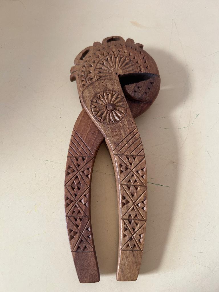 Vintage hand gesneden houten notenkraker uit de jaren 60, Antiek en Kunst, Overige onderwerpen, Houtsnijwerk, Ophalen of Verzenden