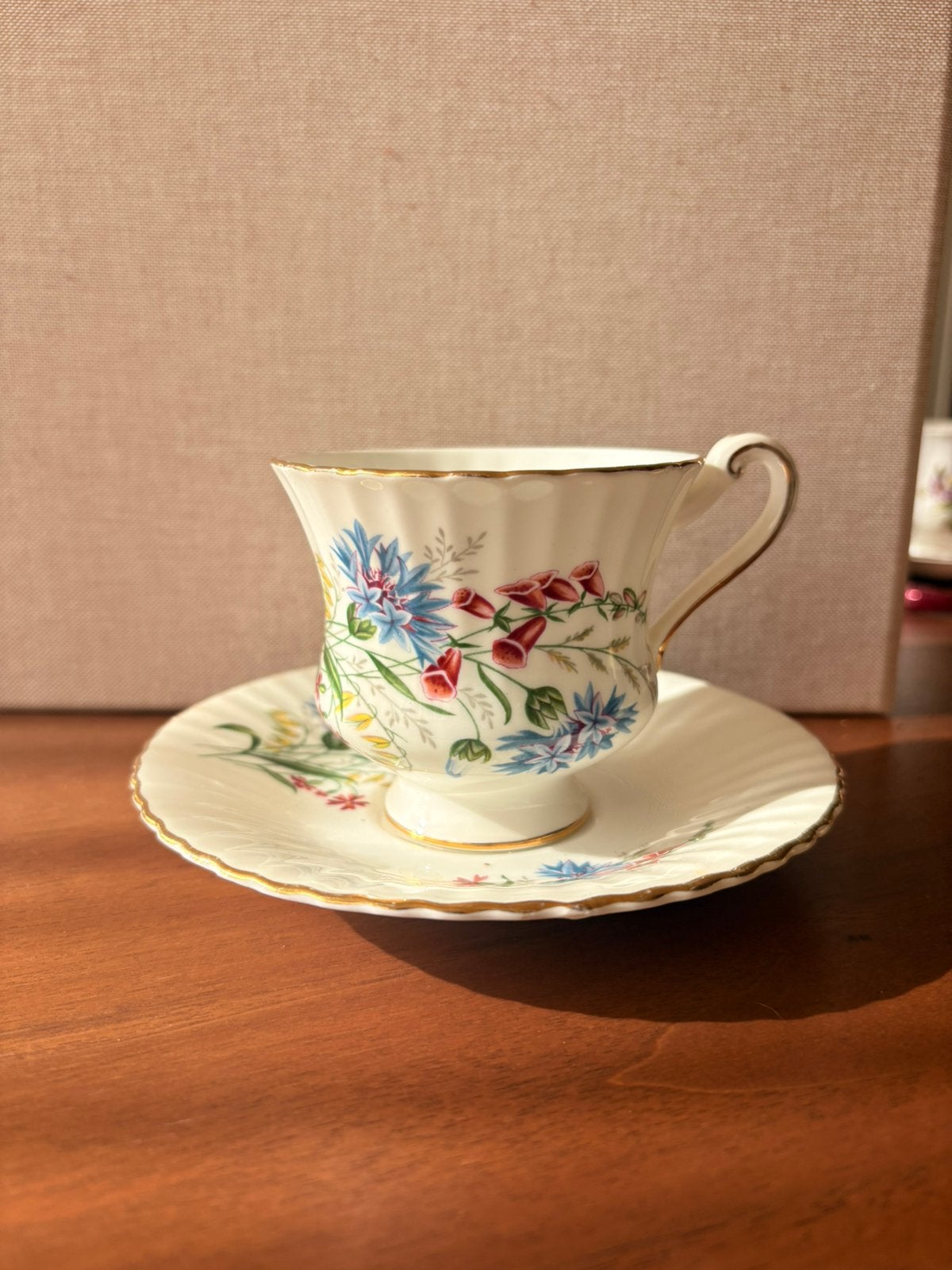 Vintage Paragon Fine Bone China kop & schotel – Wildflowers, Antiek en Kunst, Antiek | Servies los, Ophalen of Verzenden