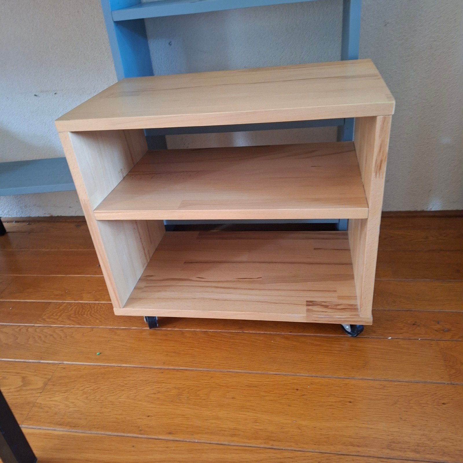 Houten bijzettafel/nachtkastje met wieltjes, Ophalen, Gebruikt