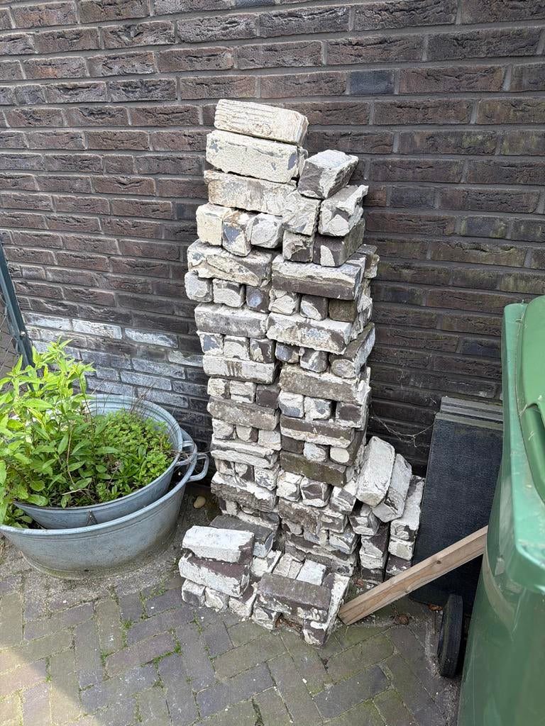+/- 100 stenen met cementresten, Ophalen, Gebruikt, Beton, Klinkers