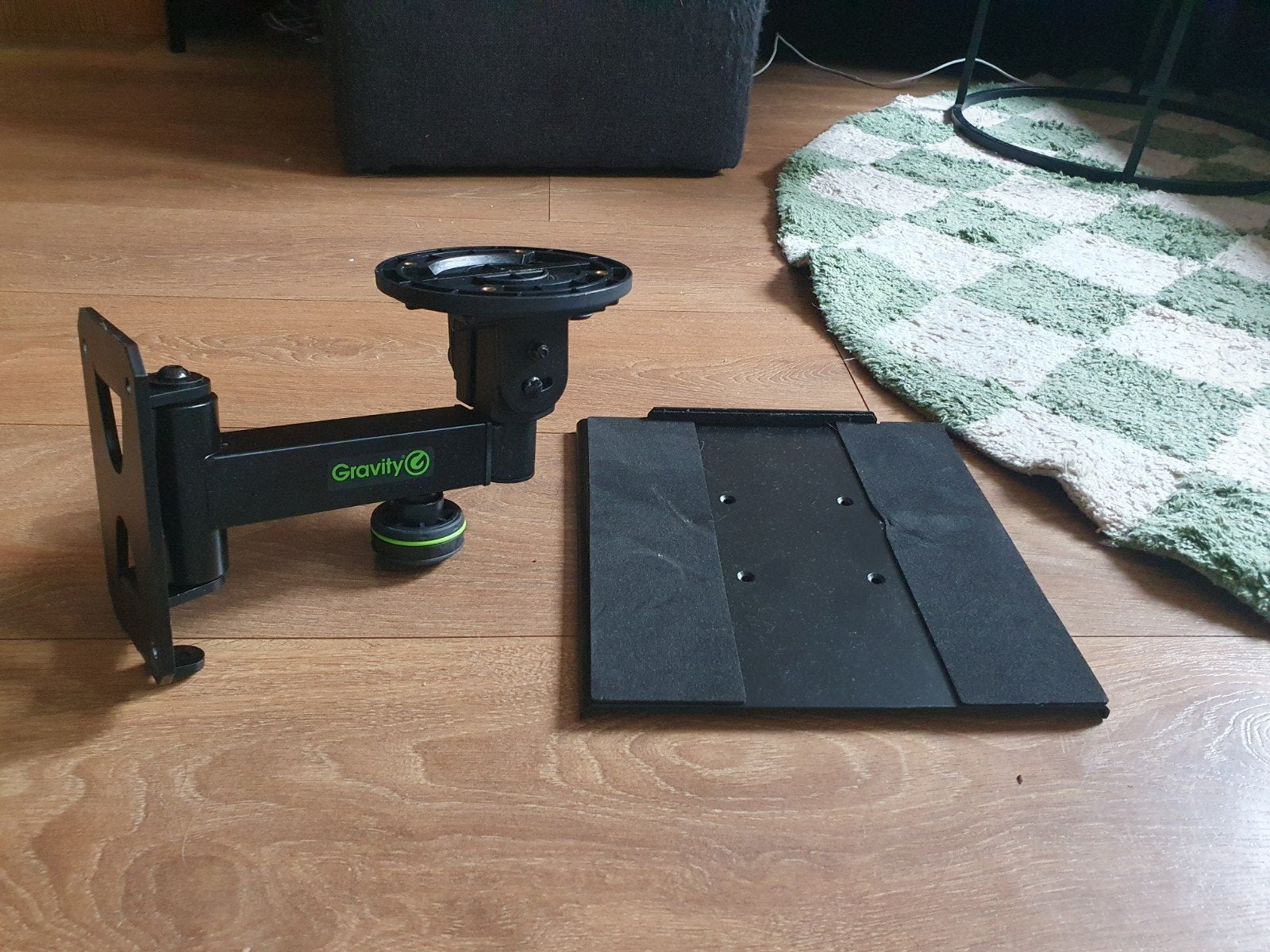 Muurbeugel voor studiospeakers, Ophalen
