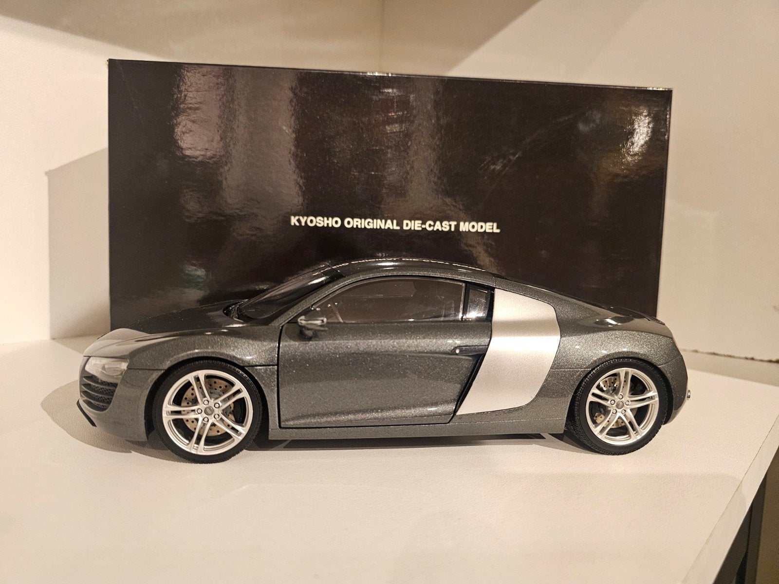 Kyosho Audi R8 Daytona Grey 1:18 - Zo goed als nieuw, Ophalen of Verzenden, Zo goed als nieuw, Auto, Kyosho