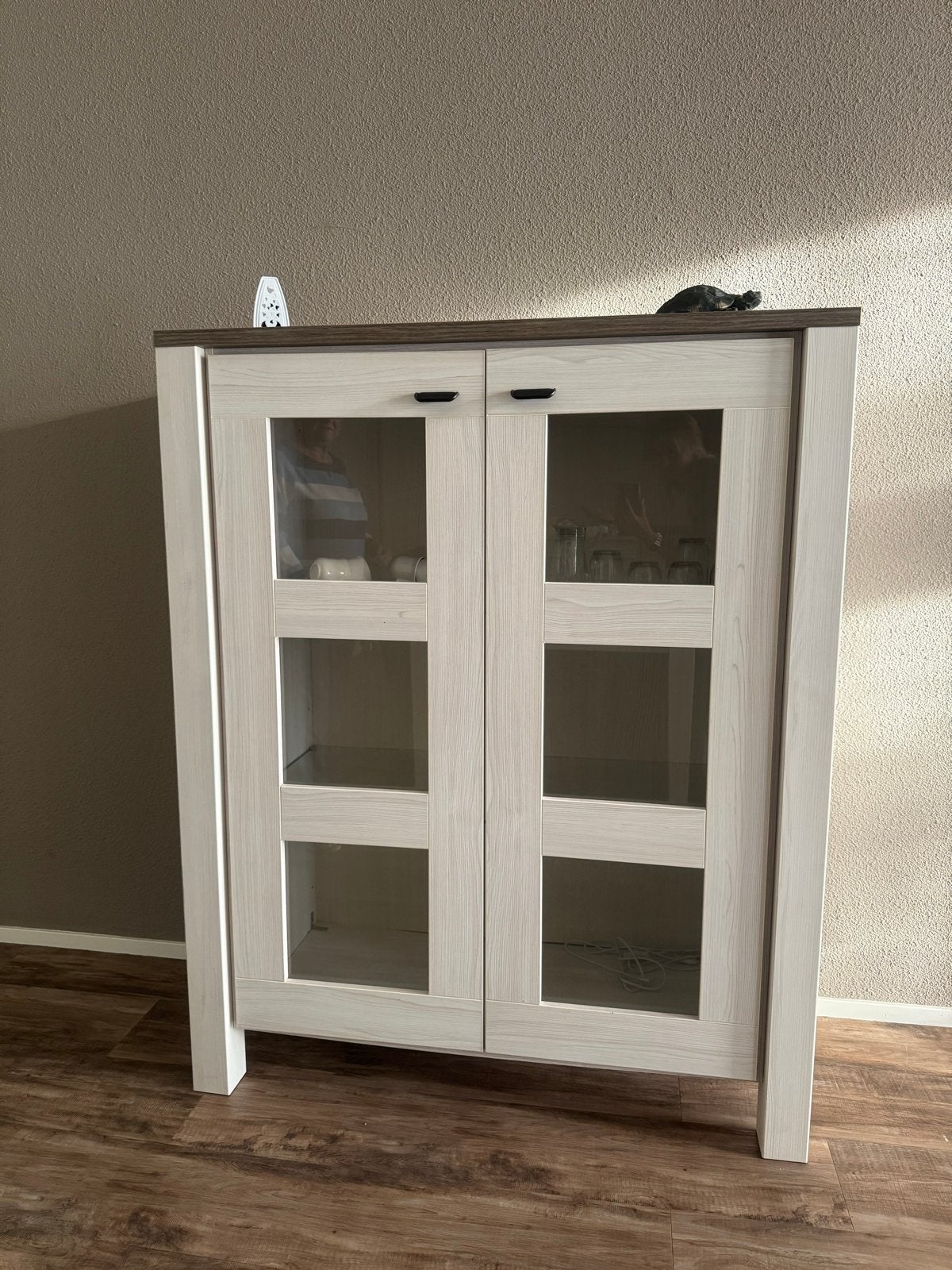 Glazen vitrinekast met twee deuren en planken, Huis en Inrichting, Ophalen, Gebruikt, 100 tot 150 cm, 50 tot 100 cm
