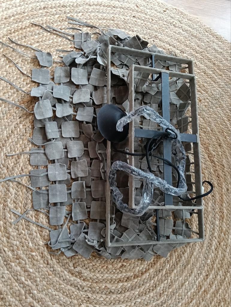 Nieuwe Yaya Home Hanglamp met Echt Leder, Huis en Inrichting, Ophalen, 50 tot 75 cm, Overige materialen, Nieuw