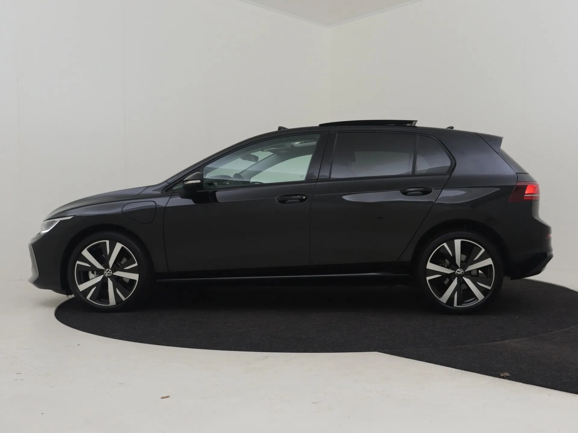 Volkswagen Golf 1.5 eHybrid Life Edition 204Pk DSG/AUTO, 4 cilinders, Zwart, Bedrijf, 1700 kg