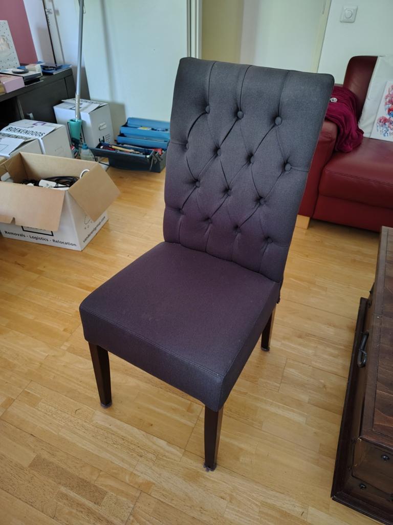 Stijlvolle donkergrijze eetkamerstoel met knopen, Huis en Inrichting, Stoelen, Ophalen, Gebruikt, Modern klassiek, Stof