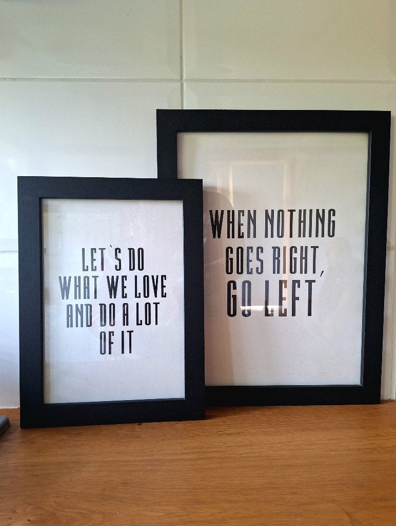 Twee typografische posters in zwarte lijst, Ophalen, Fotolijst, Met tekst, Zwart