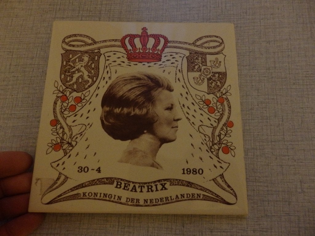Tegel beatrix koningin de Nederlanden, Ophalen of Verzenden, Zo goed als nieuw, Nederland, Overige typen