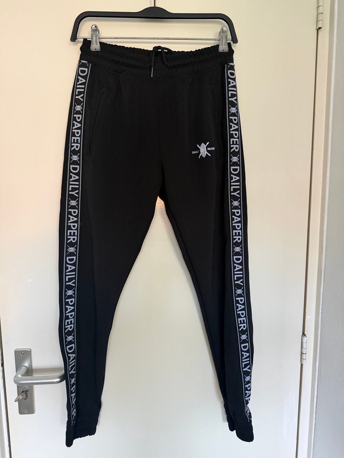 Daily Paper trainingsbroek met logo tape - Zwart xs, Ophalen of Verzenden, Zo goed als nieuw, Maat 46 (S) of kleiner, Zwart