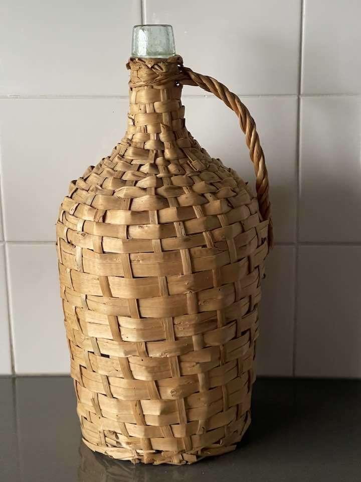 Vintage zeldzame kruik met rotan-blauw groen glas groot., Ophalen of Verzenden