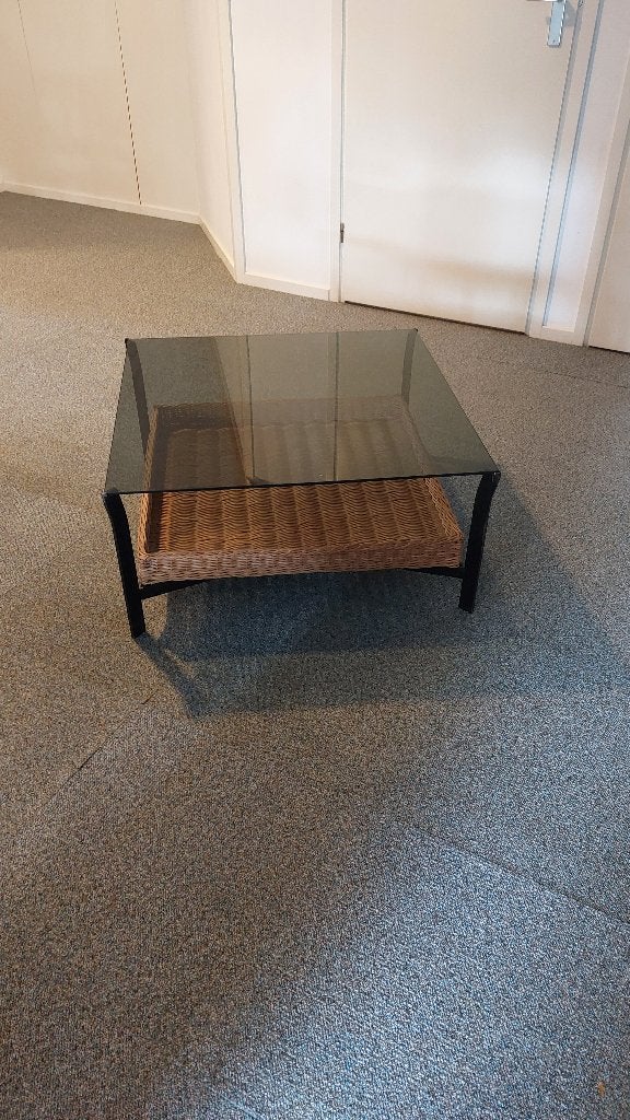 Vintage salontafel met glazen blad en rieten onderblad, Ophalen, Gebruikt, 50 tot 100 cm, Vierkant