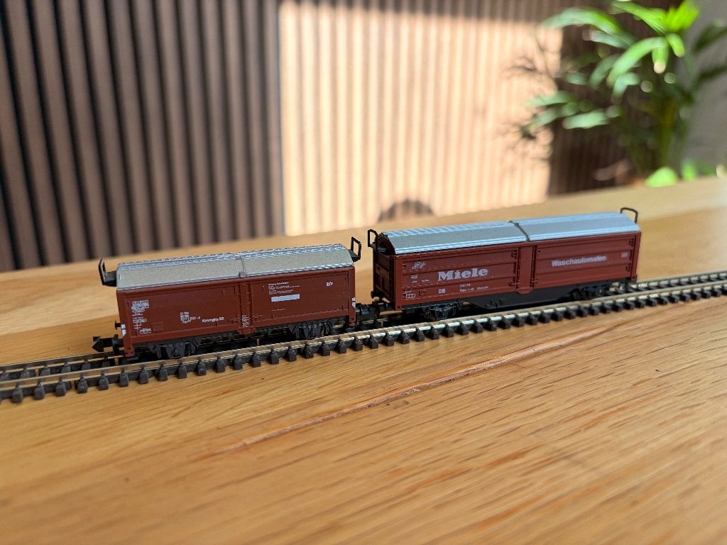 2x dichte wagons Miele Minitrix, Ophalen, Gelijkstroom, Trix, Wagon
