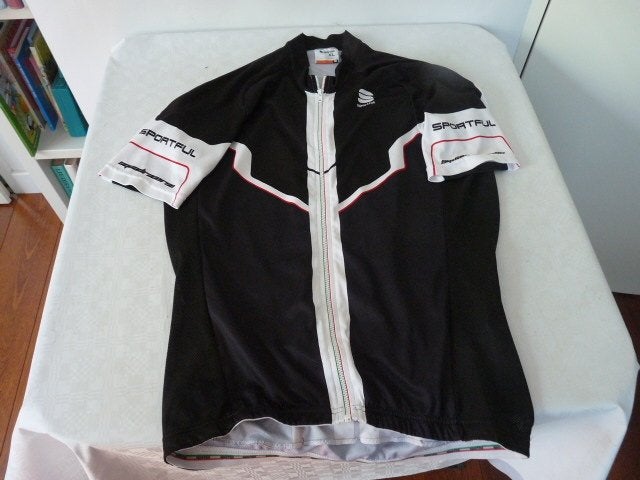 wielrenshirt zwart met wit en rood van Sportful mt XL, Sport en Fitness, Wielrennen, Ophalen of Verzenden, Zo goed als nieuw, Kleding