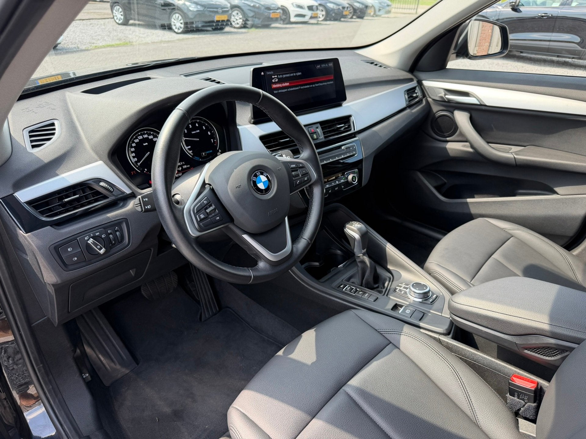 BMW X1 XDrive25e Business Edition Plus VOL LEER STOELVERWARM, Auto's, Dealer onderhouden, Gebruikt, Zwart, Bedrijf