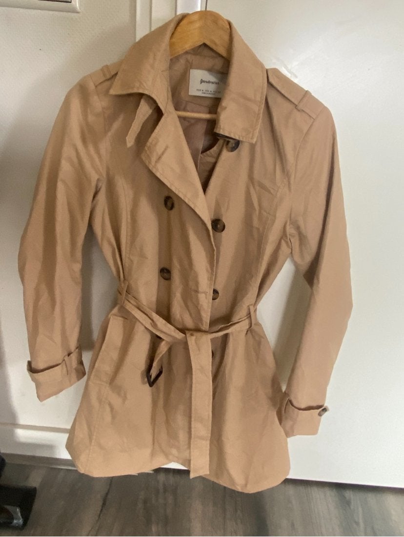 Stradivarius trenchcoat maat M - Zo goed als nieuw, Ophalen of Verzenden, Zo goed als nieuw, Maat 38/40 (M), Beige