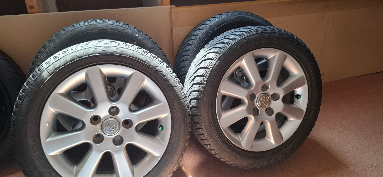 Originele Toyota lichtmetalen velgen met winterbanden, Auto-onderdelen, Banden en Velgen, 16 inch, Banden en Velgen, 205 mm, Winterbanden