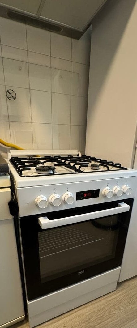 Beko gasfornuis met elektrische oven – 4 pits – nette staat, Ophalen, 4 kookzones, Zo goed als nieuw, Gas