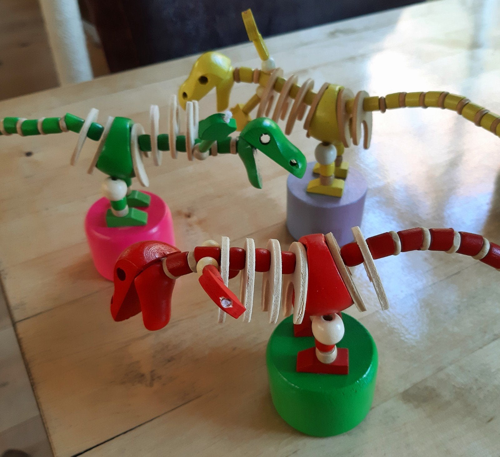 Druk dinosaurussen in div kleuren van hout, Ophalen of Verzenden, Nieuw