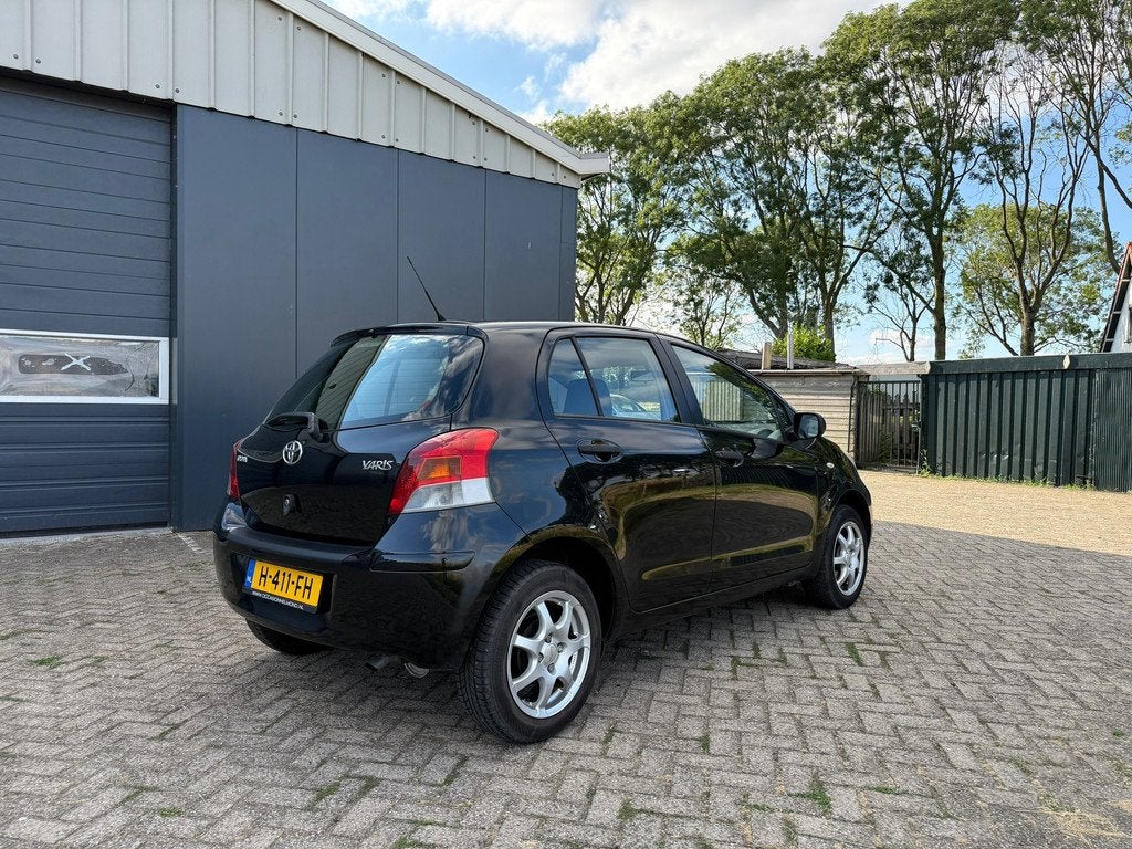 Toyota Yaris 1.0 VVTi Acces, Auto's, Toyota, Voorwielaandrijving, 750 kg, Zwart, 960 kg