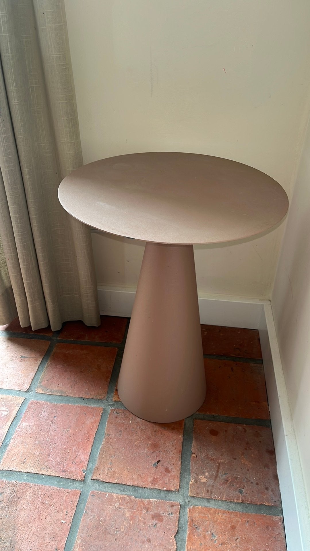 Bijzettafel metaal, stevig. Oud roze., Minder dan 55 cm, Metaal of Aluminium, Rond, Zo goed als nieuw