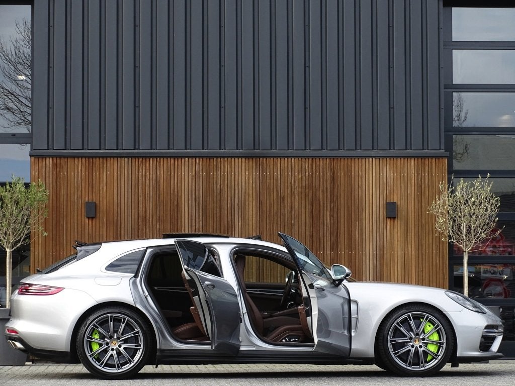 Porsche Panamera Sport Turismo 4.0 Turbo 680PK / Ceramic / B, Auto's, Automaat, Gebruikt, 120 €/maand, Leder