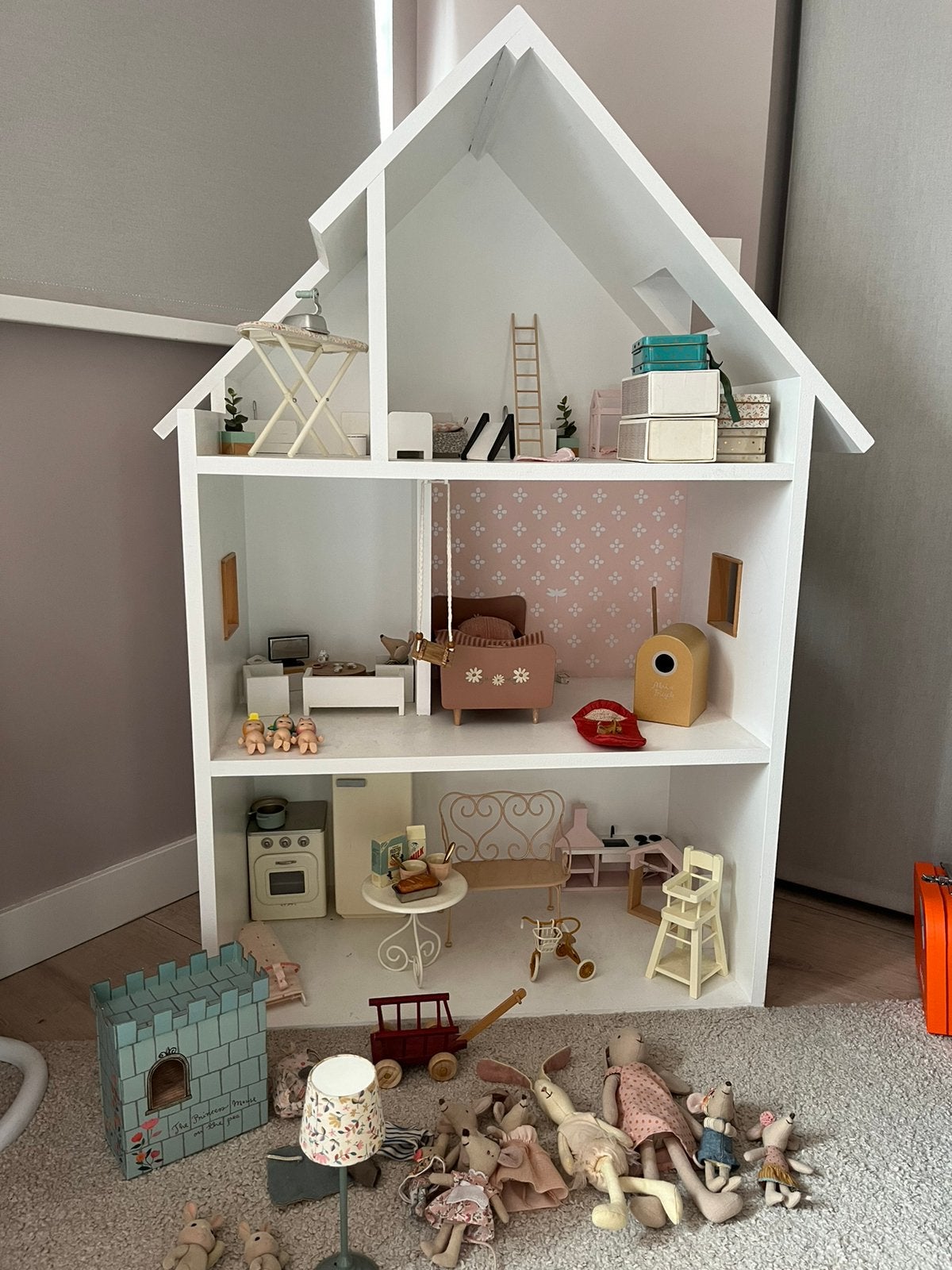 Poppenhuis met Maileg accessoires, Ophalen, Zo goed als nieuw, Poppenhuis
