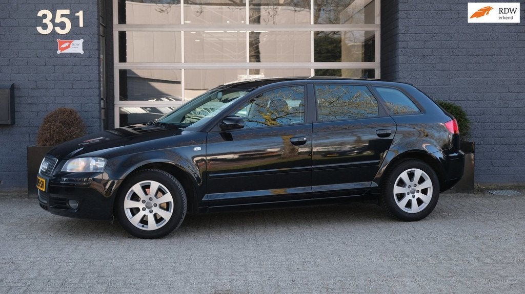 Audi A3 Sportback 1.8 TFSI Attraction automaat|cruise|leder, Auto's, Audi, 1345 kg, Gebruikt, Zwart, 4 cilinders