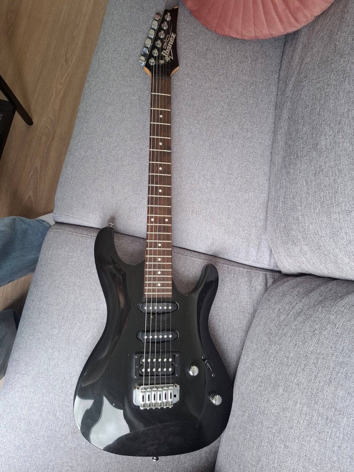 Ibanez GIO elektrische gitaar met standaard en hoes, Ophalen, Gebruikt, Solid body, Ibanez