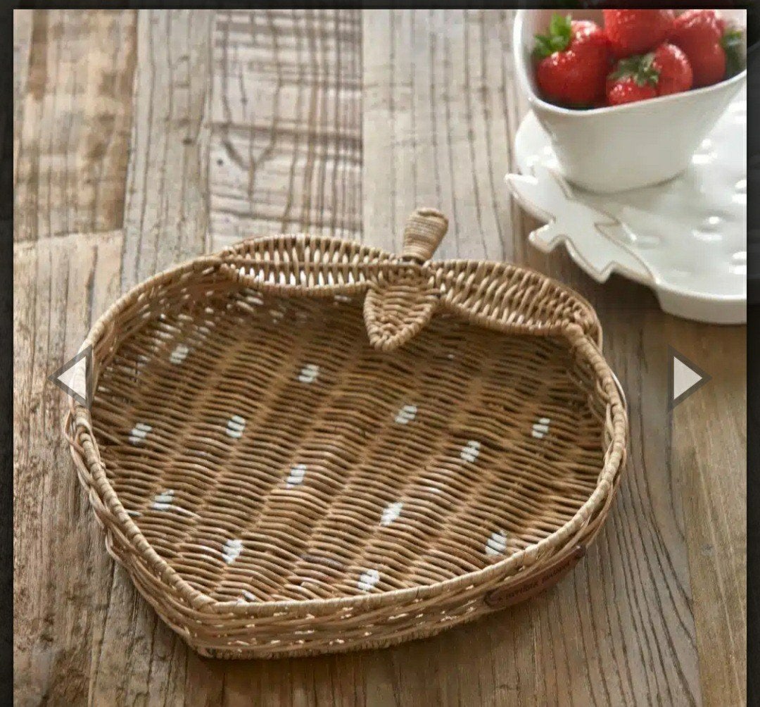 Riviera maison rustic rattan strawberry tray 30%, Huis en Inrichting, Woonaccessoires | Schalen en Manden, Ophalen, Nieuw, Rond