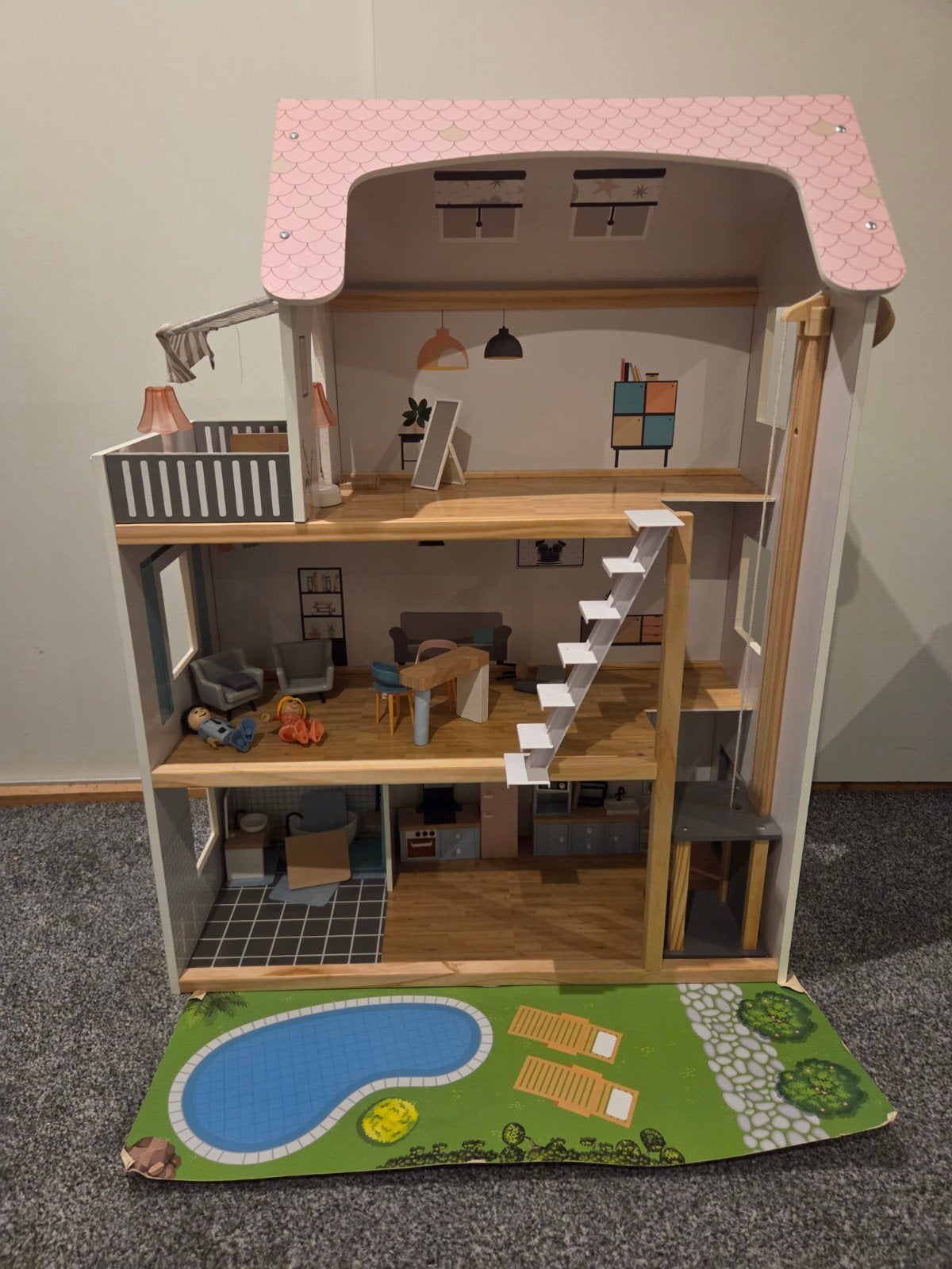 Groot houten poppenhuis met meubels en zwembad, Kinderen en Baby's, Ophalen, Zo goed als nieuw, Poppenhuis