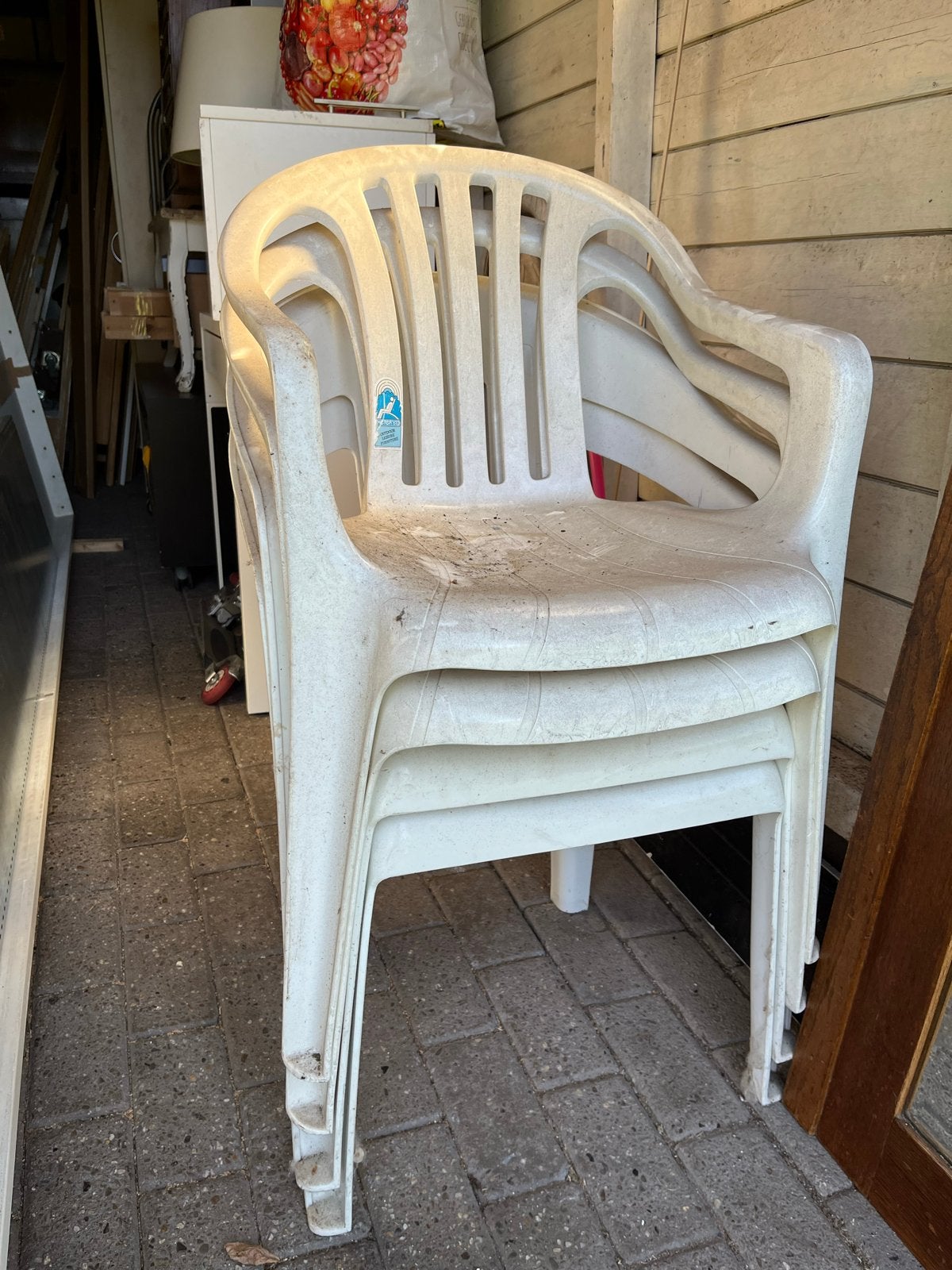 GRATIS 4 witte tuinstoelen, Ophalen, Gebruikt, Kunststof, Stapelbaar