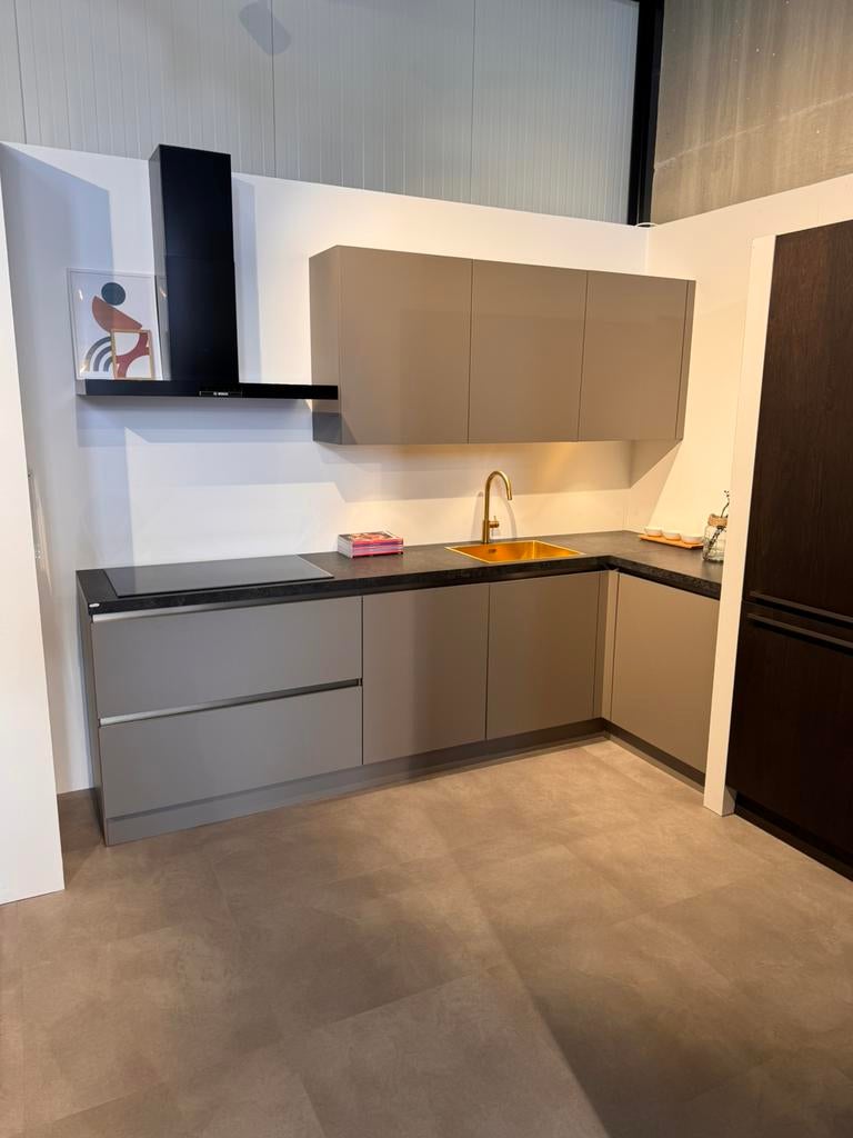 Showroomkeuken met composiet werkblad, Ophalen, Zo goed als nieuw, Grijs, Composiet