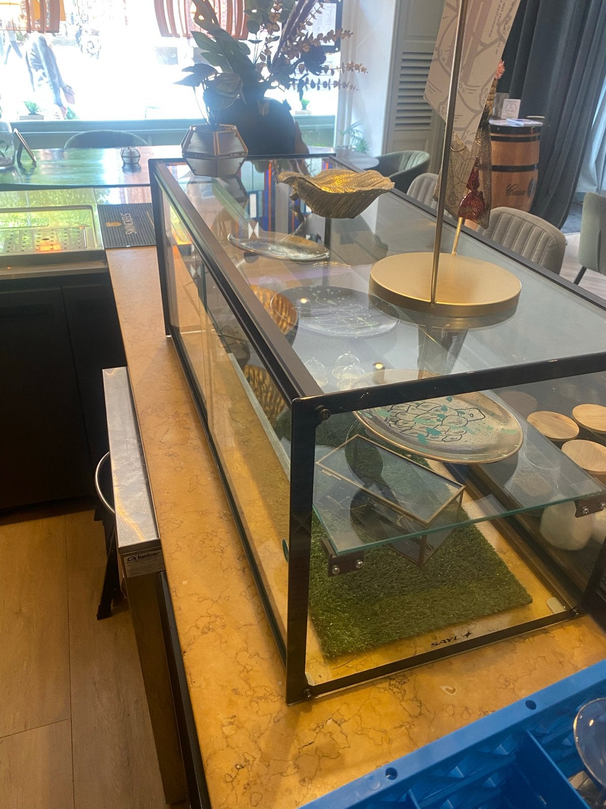 Vitrine met schuifdeur en glazen tussenplank, Ophalen of Verzenden, 25 tot 50 cm, 50 tot 100 cm, Minder dan 100 cm