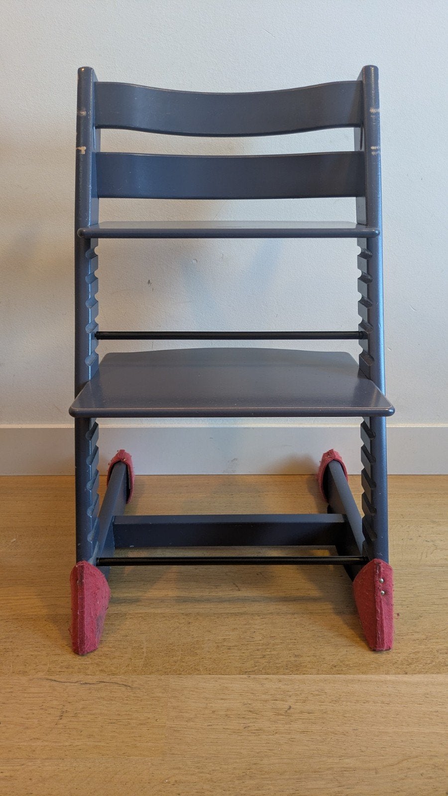 Stokke Tripp Trapp meegegroeistoel met rode vilten sokjes, Ophalen, Gebruikt, Meegroeistoel, Aanschuifbaar
