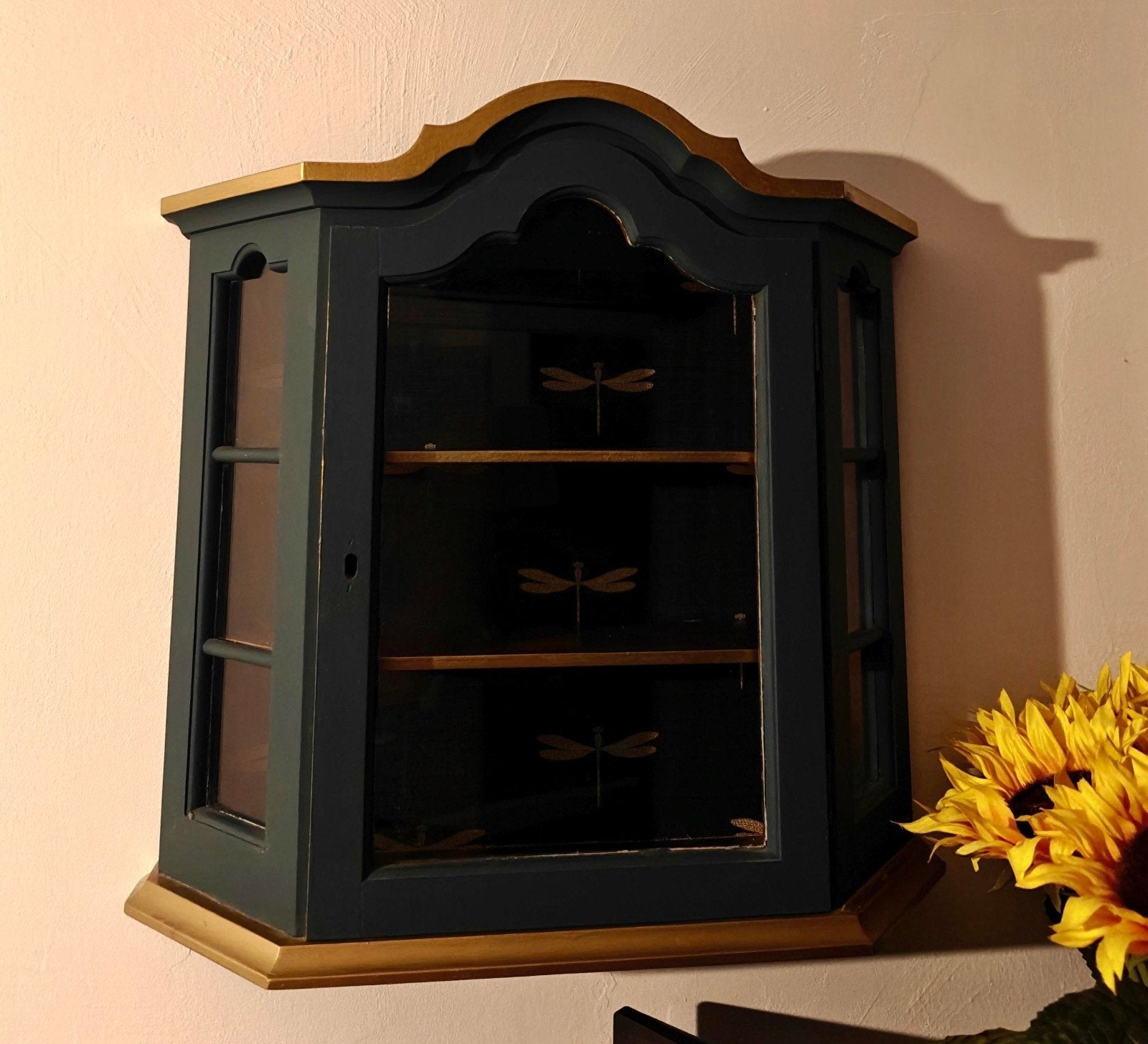 Antiek hangkastje donkerblauw met goud en libellenbehang, Ophalen