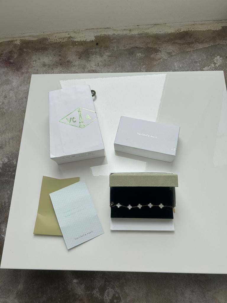 Van Cleef & Arpels armband Goud - wit, Sieraden, Tassen en Uiterlijk, Armbanden, Ophalen of Verzenden, Zo goed als nieuw