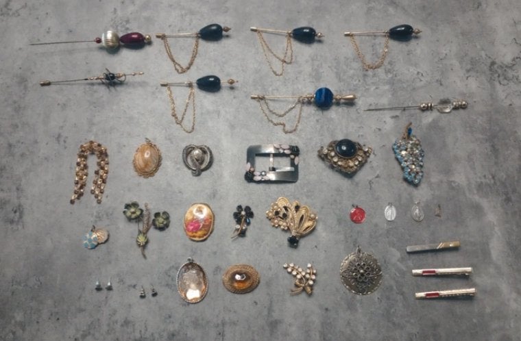 Partij sieraden gesp, hoedenspelden, broches, hangers oorbe, Ophalen of Verzenden, Gebruikt, Overige kleuren, Overige materialen
