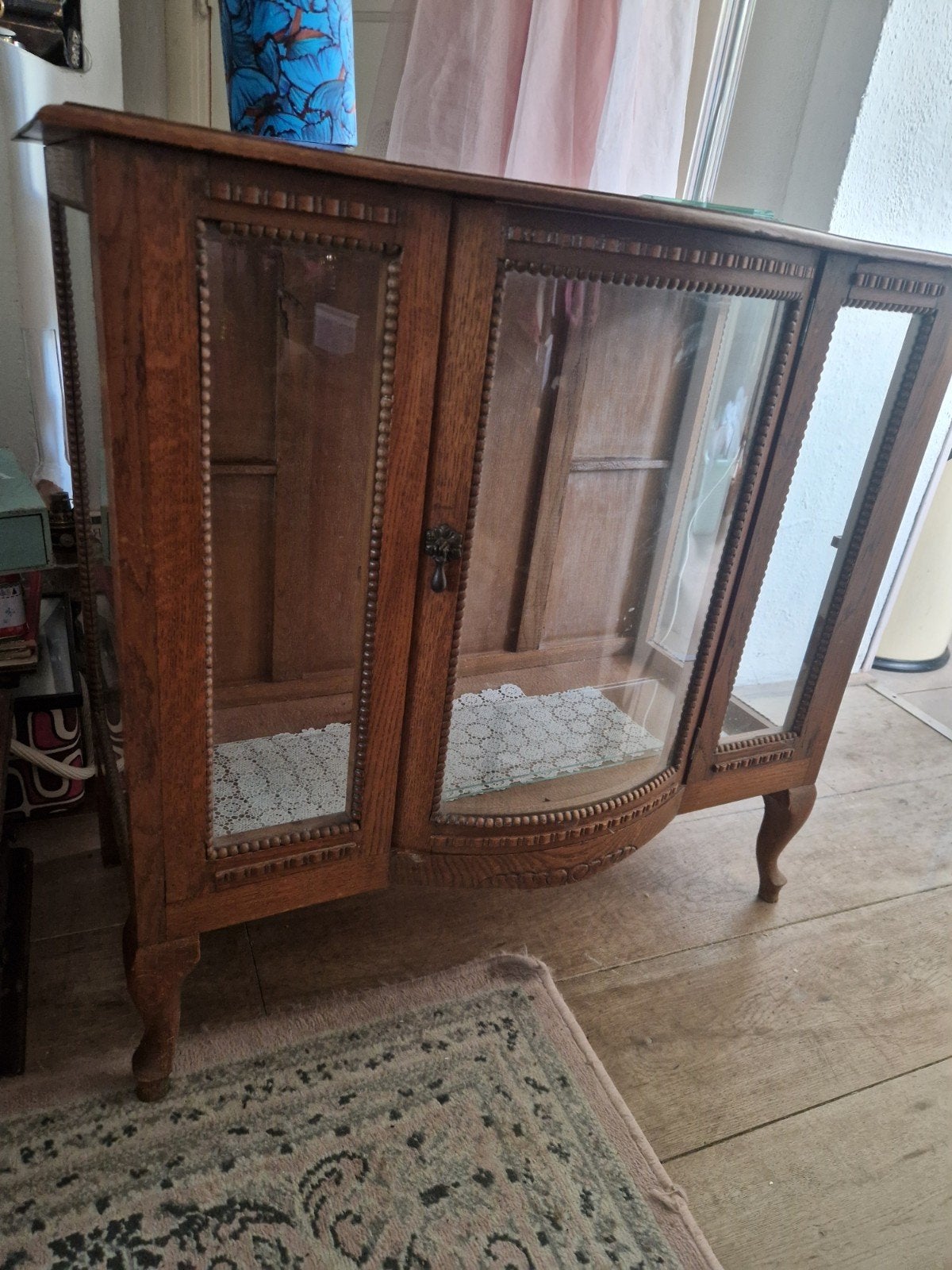 Antieke vitrinekast met glas en houtsnijwerk, Antiek en Kunst, Antiek | Meubels | Kasten, Ophalen