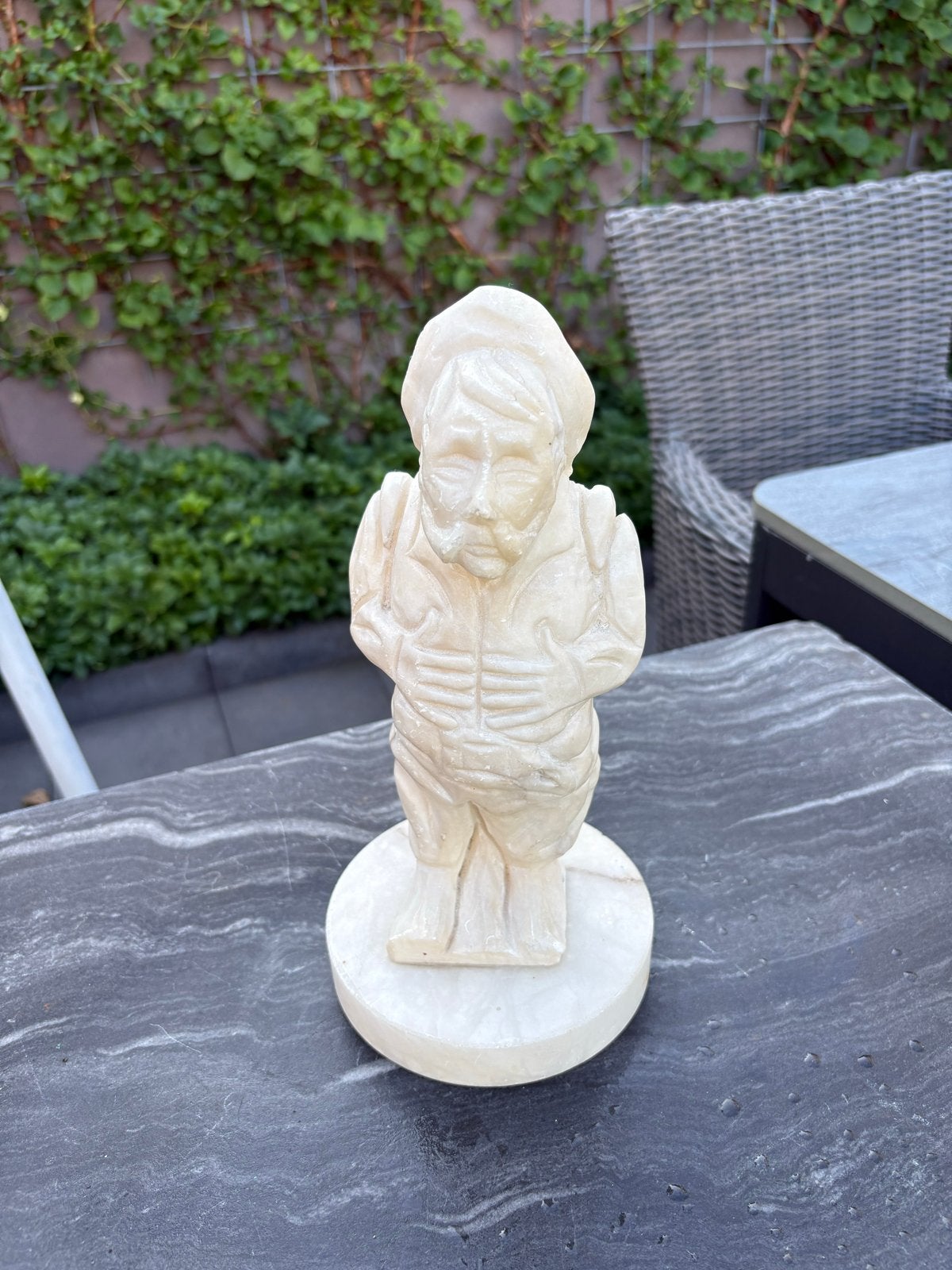 Uniek albasten beeldje van man met hoed, Antiek en Kunst, Minder dan 20 cm, Ophalen of Verzenden, Handgemaakt, Steen of Keramiek
