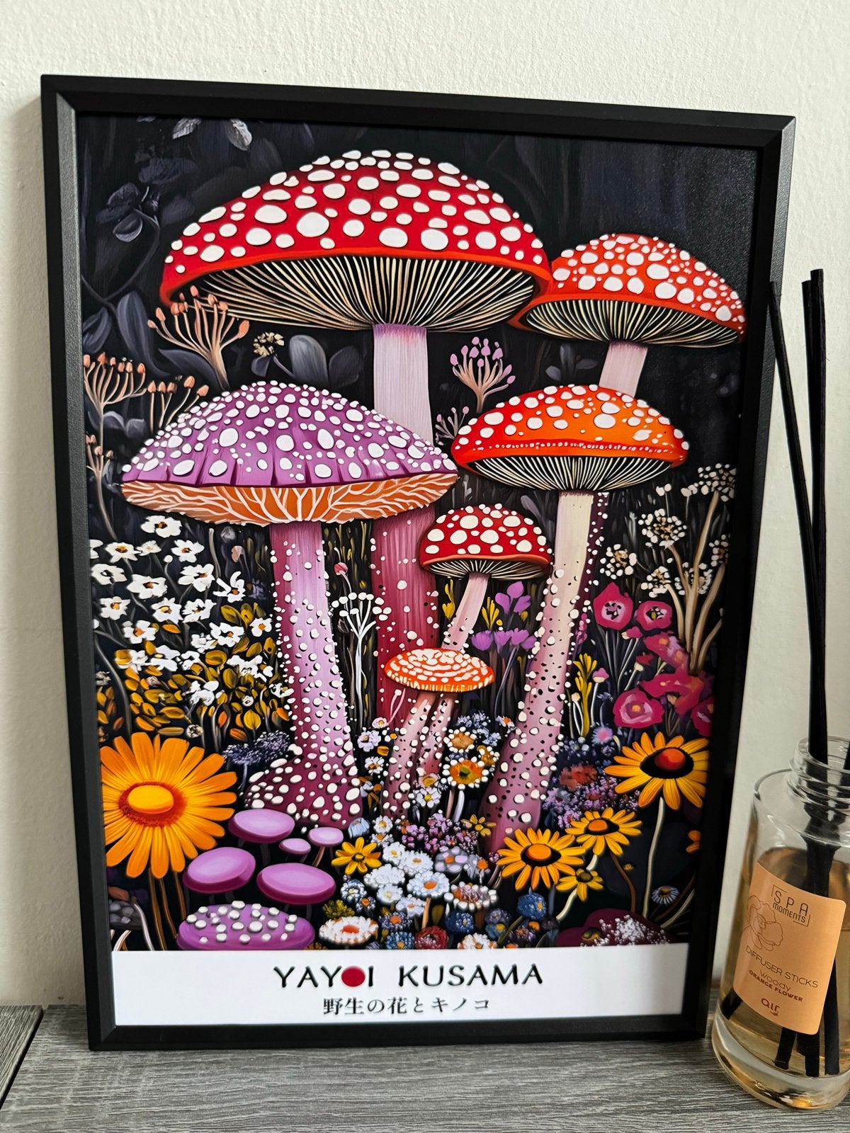 Yayoi Kusama Ingelijste Poster - 21x30cm, Minder dan 50 cm, Nieuw, Ophalen of Verzenden, Foto of Poster