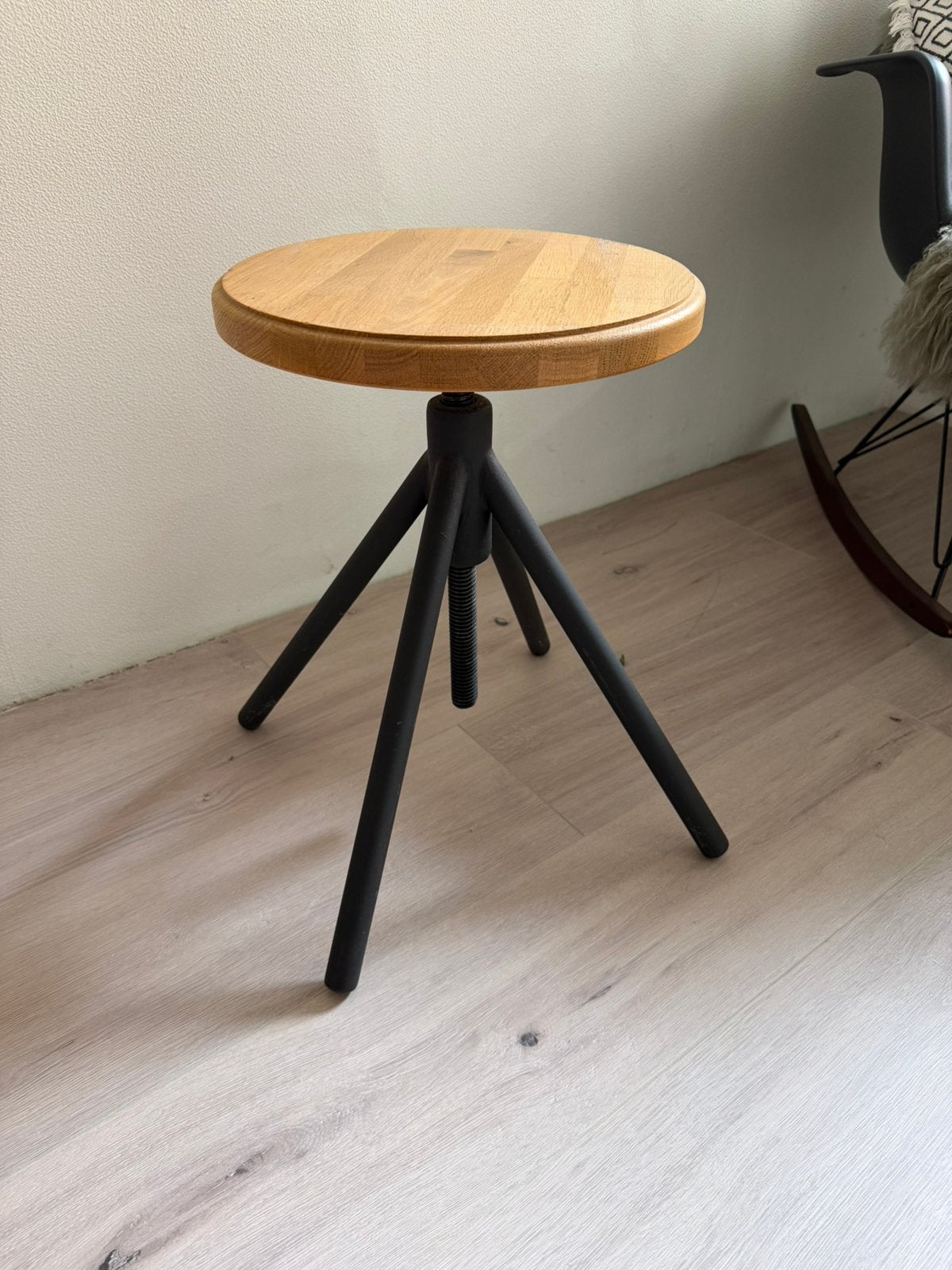 Bijzettafel / draaikruk D32cm, Huis en Inrichting, Krukjes, Ophalen, Zo goed als nieuw, Hout