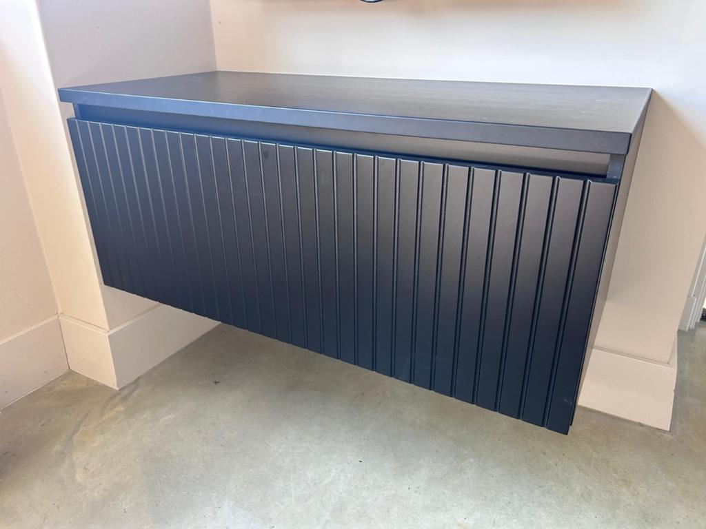 Zwart zwevend dressoir/tv-meubel met lattenfront, Gebruikt, Met lade(s), 25 tot 50 cm, Overige houtsoorten