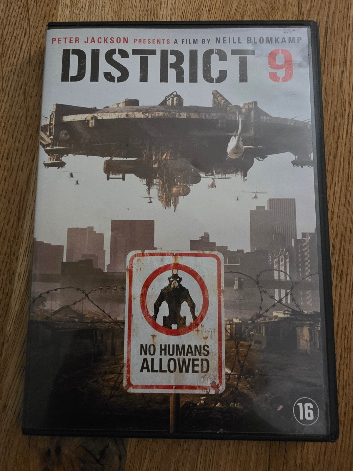 District 9, Alle leeftijden, Ophalen of Verzenden, Zo goed als nieuw