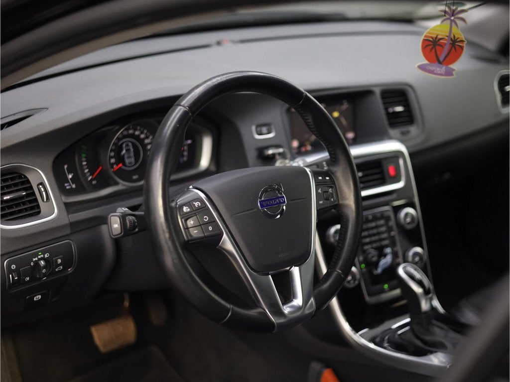 Volvo V60 1.5 T3 Nordic+ | Trekhaak | Stoelverwarming |, 4 cilinders, Leder en Stof, Zwart, Origineel Nederlands