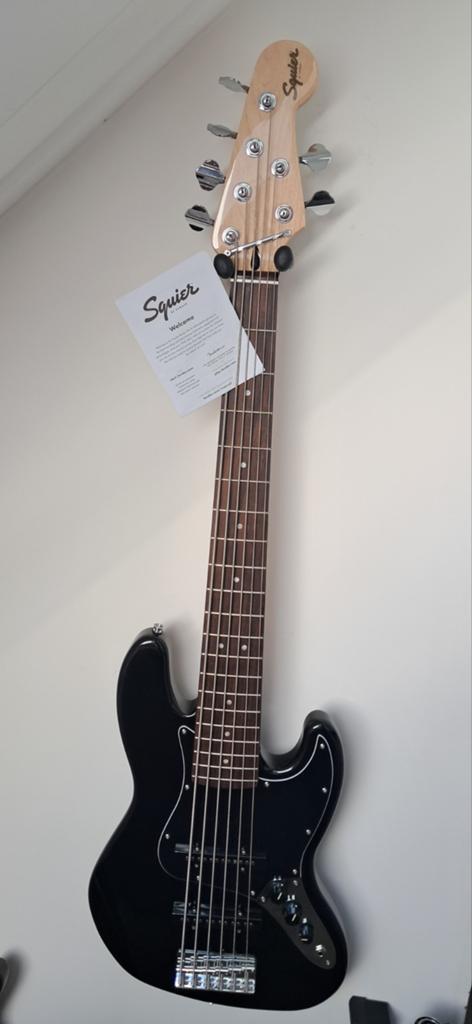Squier by Fender. 6-snarige E basgitaar - nieuw, Ophalen, Zo goed als nieuw