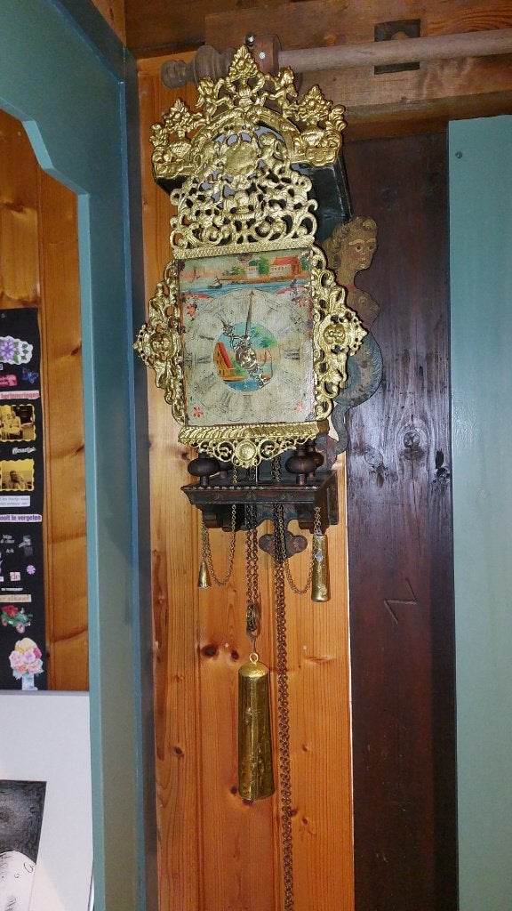 stoelklok, Ophalen