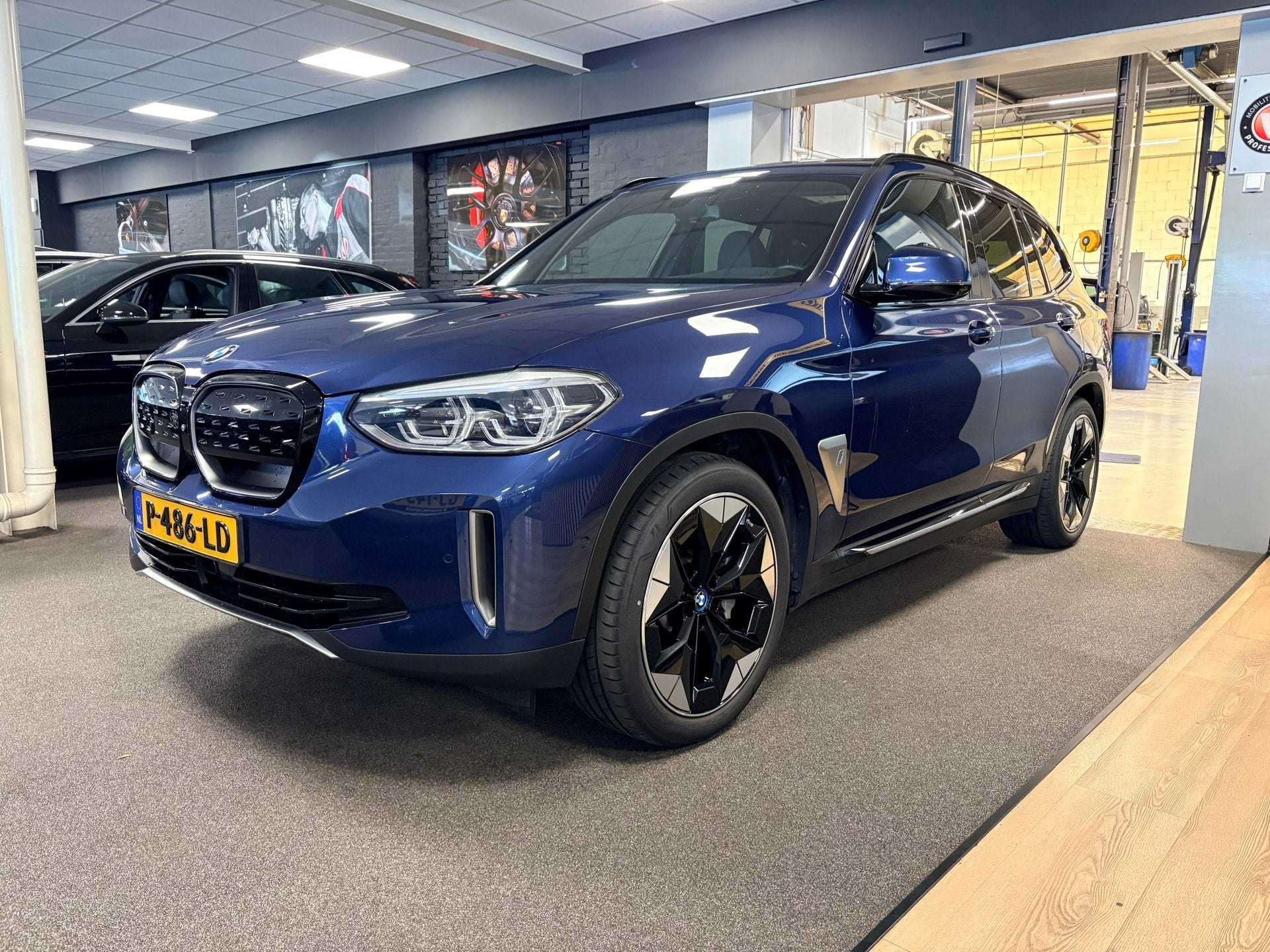 BMW IX3 High Executive 80 kWh / Panoramadak / trekhaak / led, Auto's, Achterwielaandrijving, Gebruikt, Emergency brake assist